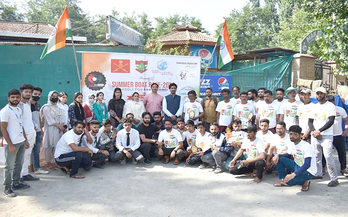 Army organises Summer Boat Race in Dal Lake