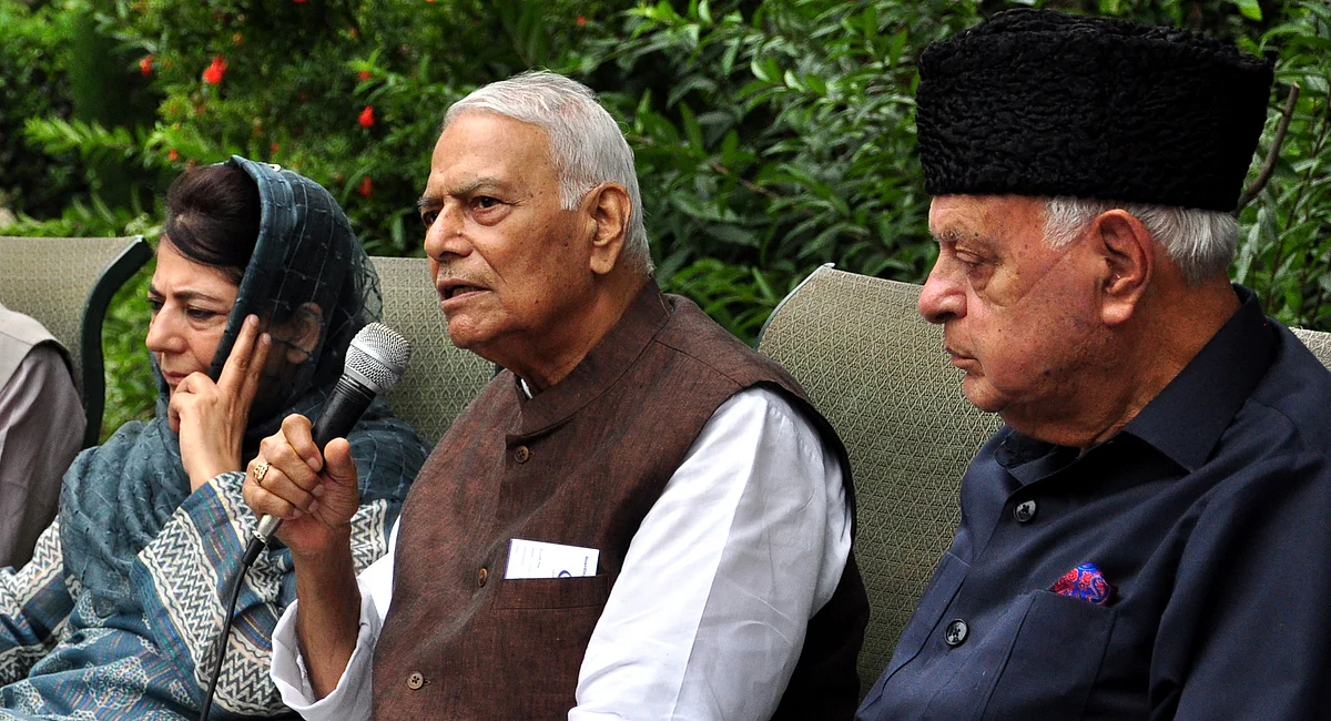 Yashwant Sinha flanked by Farooq Abdullah and Mehbooba Mufti during a presser.