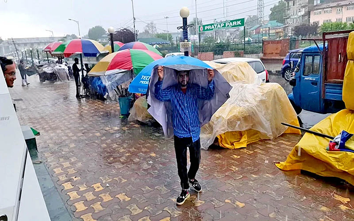 Rains continue to lash Kashmir | MeT issues ‘Yellow Alert’ across J&K