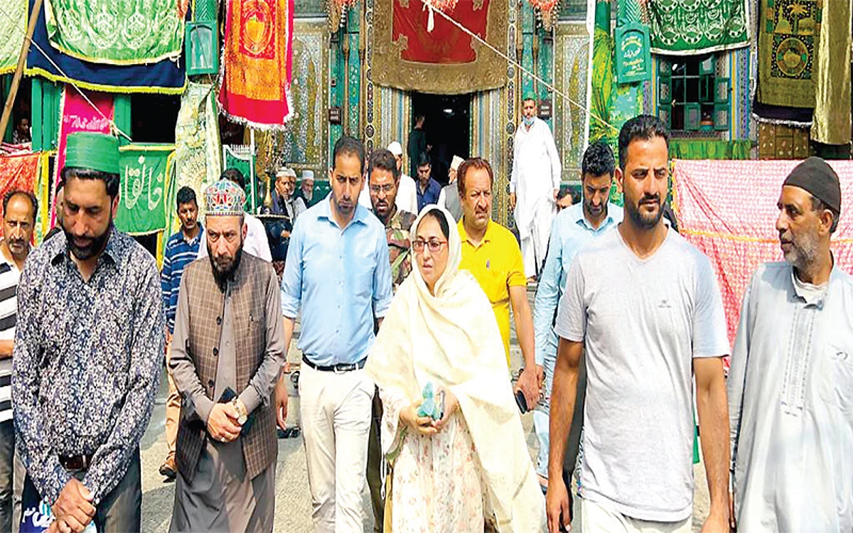 Dr Darakhshan Andrabi takes stock of Urs celebrations at Khankah-e-Maula