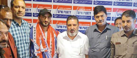 The Party President Syed Muhammad Altaf Bukhari greeted the entrants.