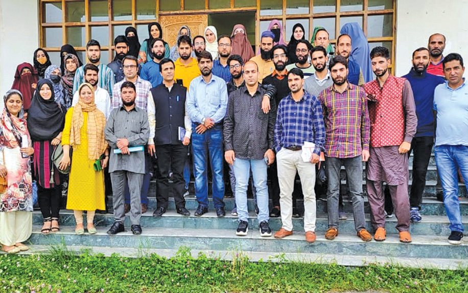 Several current students from the Department, teaching and non-teaching staff members were also present on the occasion.