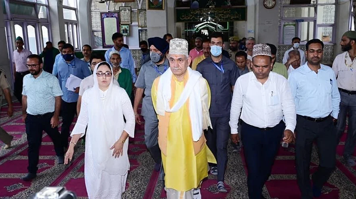 Lieutenant Governor of Jammu and Kashmir Manoj Sinha along with J&K Waqf Board Chairperson Dr Darakhshan Andrabi on Thursday paid a visit to Dargah Hazratbal Shrine to take stock of the Eid-ul-Adha celebrations.
