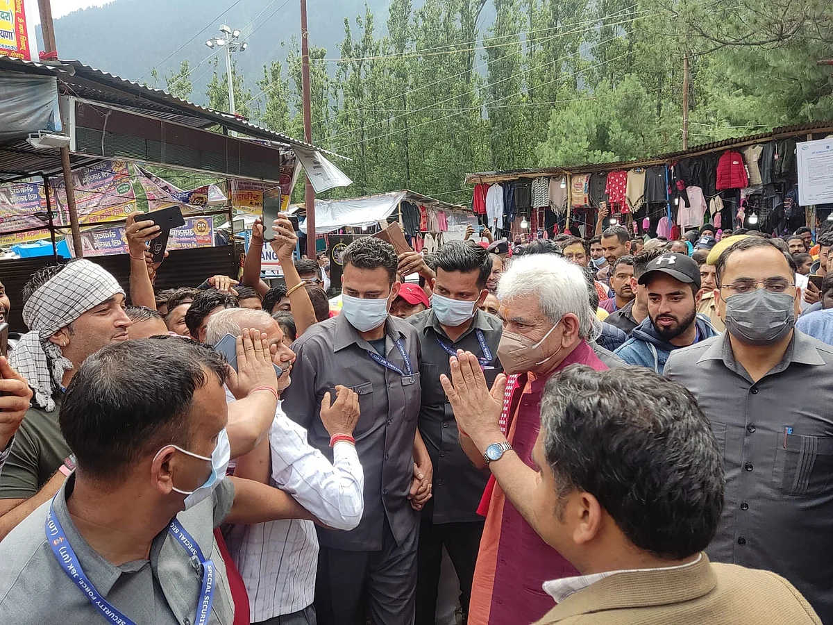 Lieutenant Governor Manoj Sinha on Sunday visited Nunwan, Pahalgam and interacted with Amarnath Yatris staying at the base camp and reviewed the arrangements at healthcare facilities and community kitchens.