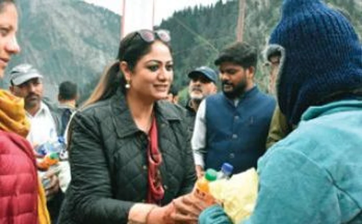 Hina interacted with the yatris and felicitated them for the yatra.
