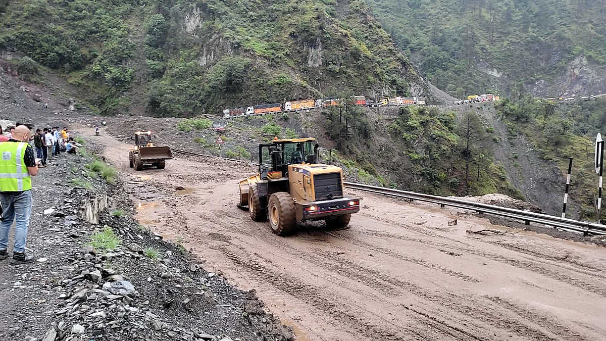 The cut off timings for the Jammu bound Light Motor Vehicles has been fixed 11-30am to 2pm from Qazigund.