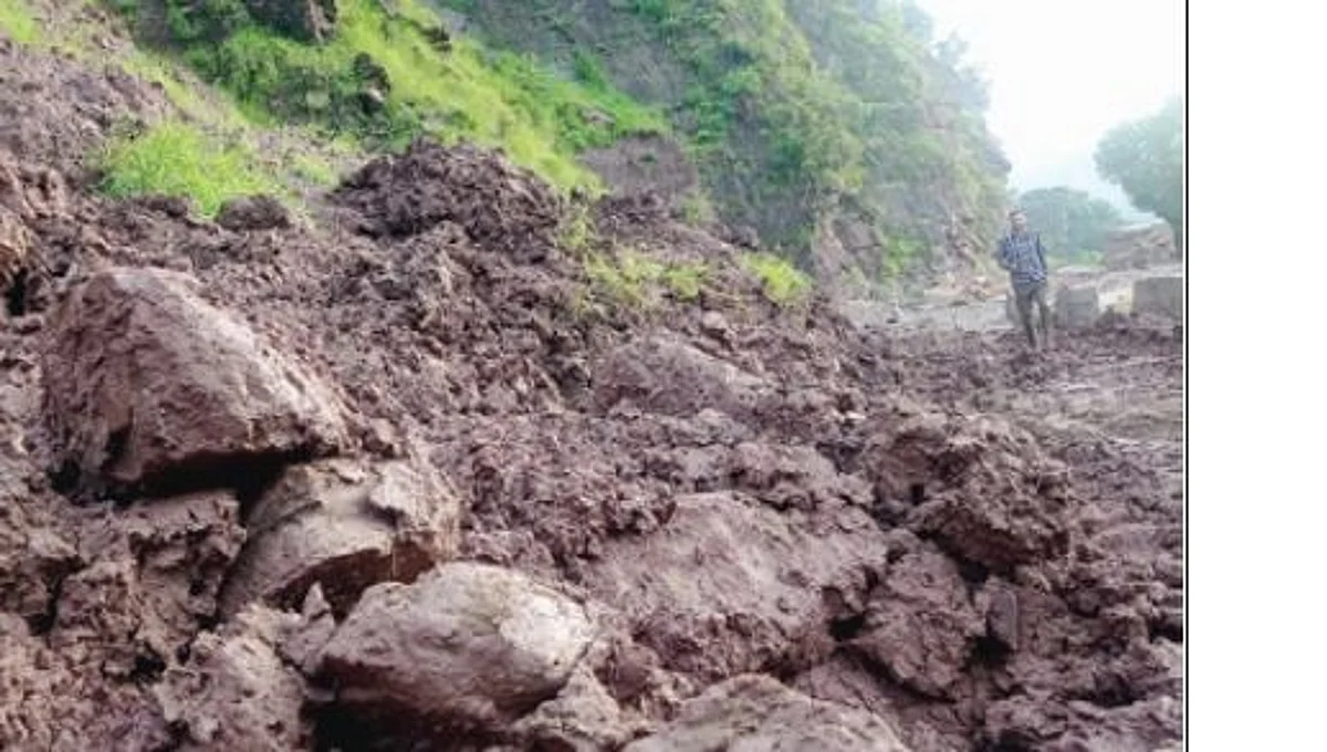 Locals appealed to the government to immediately intervene to carry out the restoration work on the road.