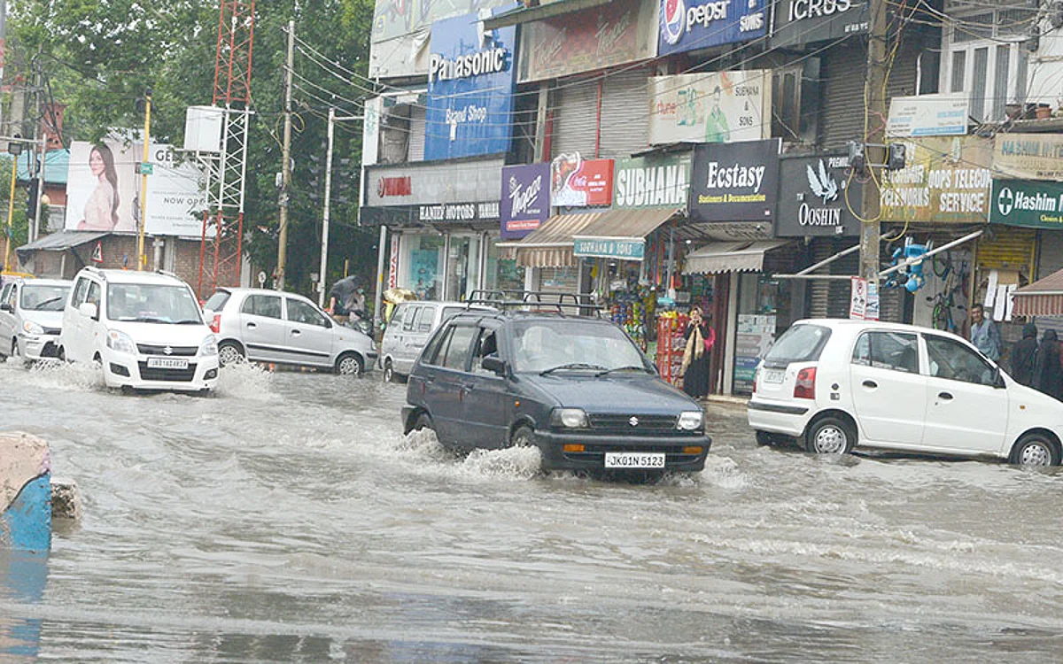 Heavy rain leaves Srinagar areas waterlogged