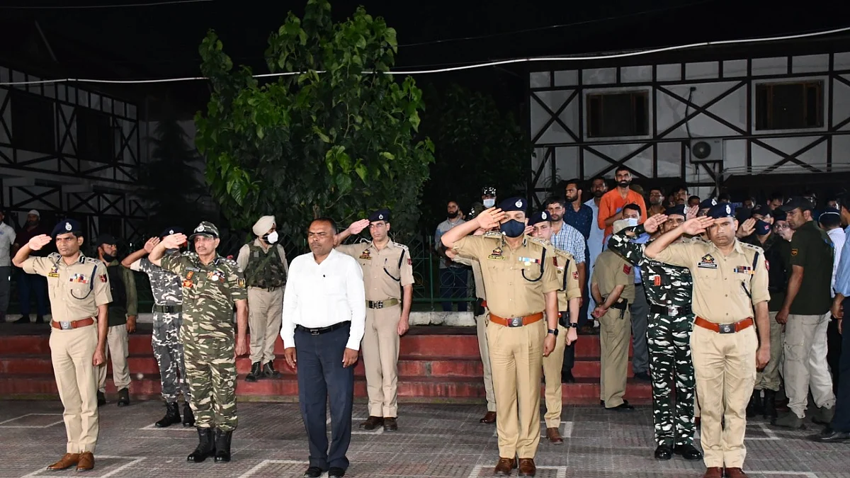 ADGP Kashmir Vijay Kumar along with top civil and security officials on Tuesday evening paid tribute to ASI Mushtaq Ahmad, who was killed by terrorists in Lal Bazar area of Srinagar.