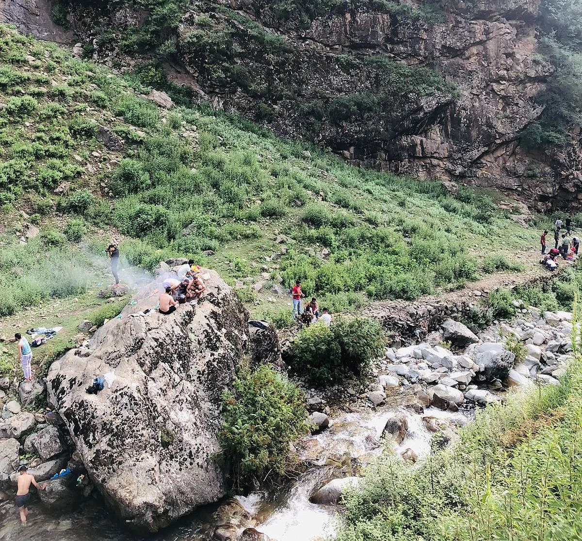 While the sound of glacial waters running below soothes ears, the wafts of smoke blown from the barbecue grills with an aroma of meat and spices fills the air with taste, making trekkers forget the difficulties and trekking more tasteful.