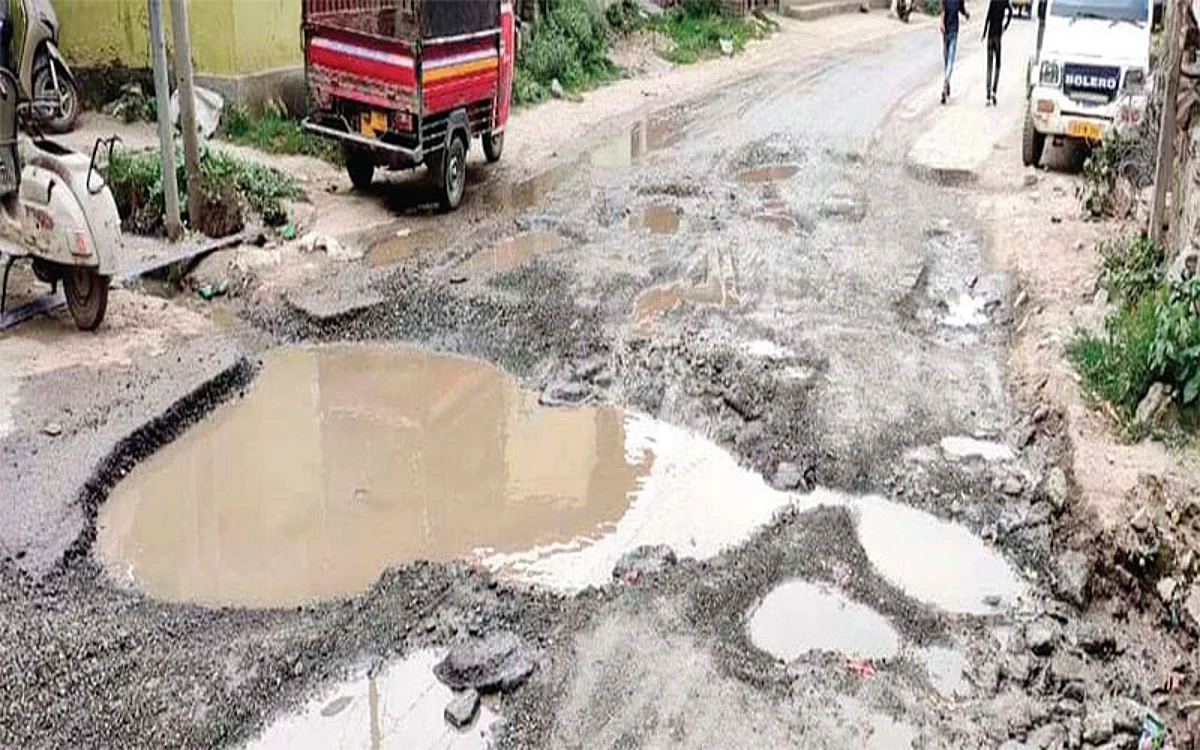 Old town Baramulla residents demand immediate repair of road