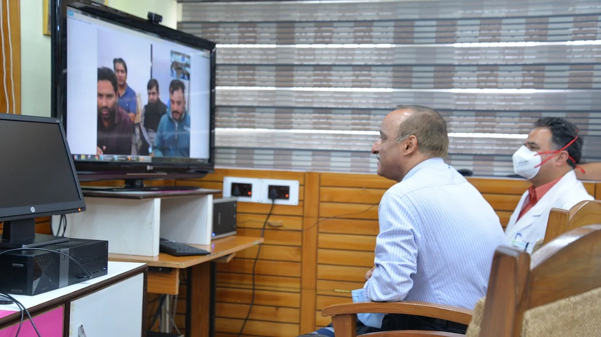 Sher-e-Kashmir Institute of Medical sciences Friday conducted a telemedicine session with Baltal Base hospital and Panjtarni hospital.
