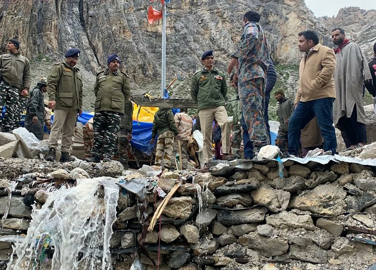 IGP Kashmir Vijay Kumar and Divisional Commissioner Kashmir PK Pole visited the Amarnath cave shrine to supervise the ongoing rescue operation after a cloudburst near the cave shrine killed 15 yatris and injured several others.
