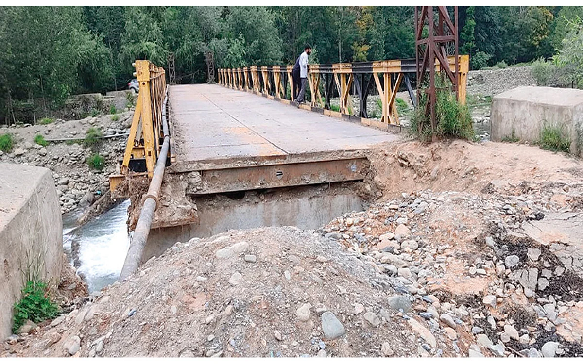 Damaged due to incessant rains, Bandipora bridge out of bounds
