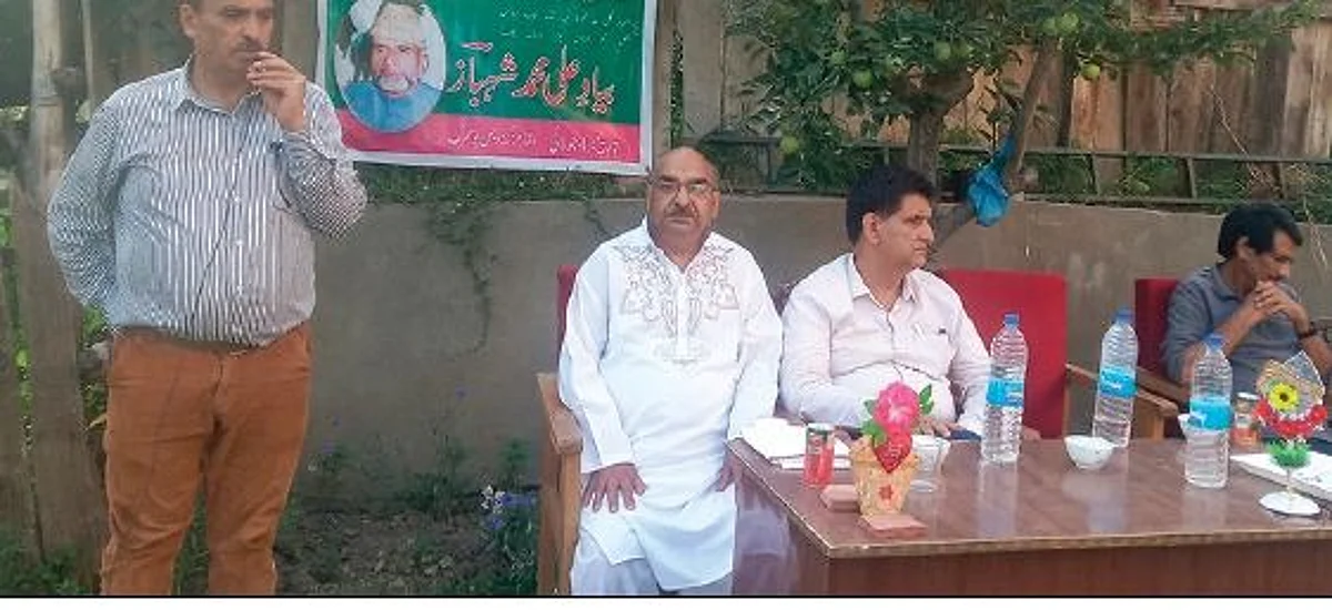 Famous sofi poet Faqir Rahim Shah Pulwami and poet Ab Rashid Shaad also shared the presidium.