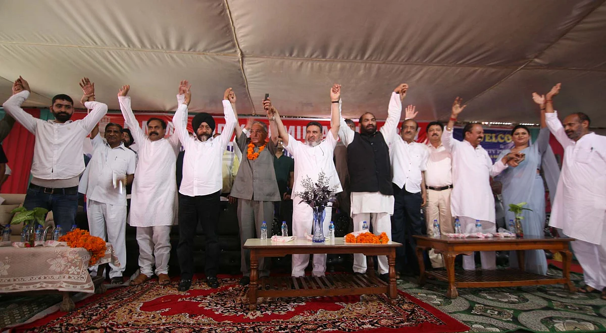 Bukhari was given warm welcome by the party leaders at Jib Morh in Udhampur District when he was accompanied by other party leaders.