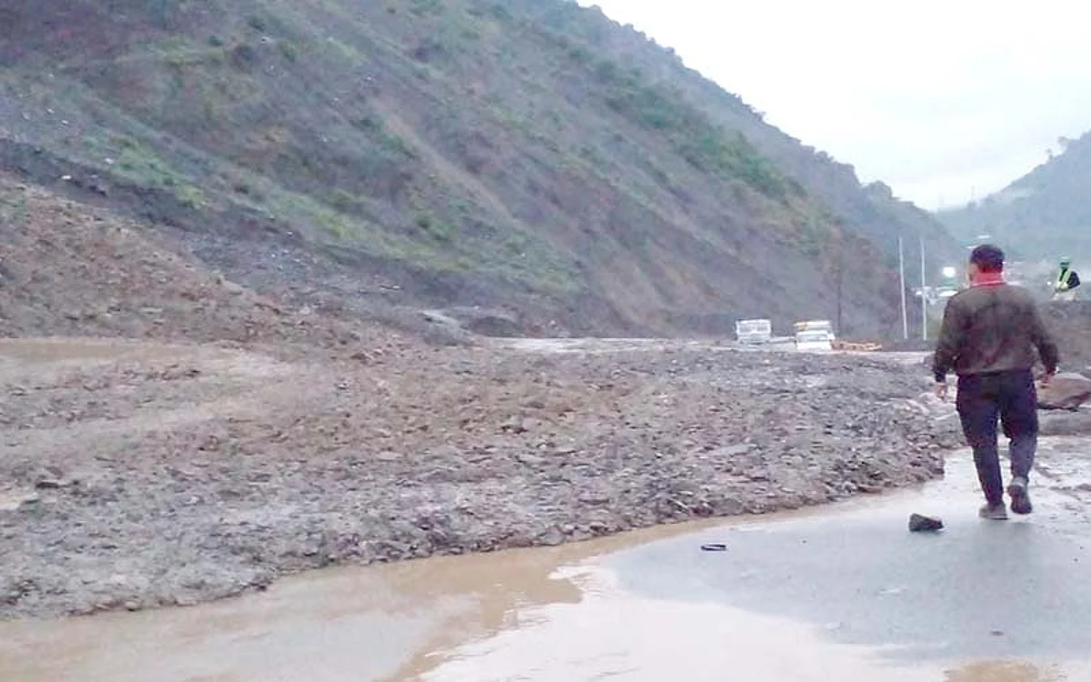 Mudslide, shooting stones briefly disrupt traffic on NH