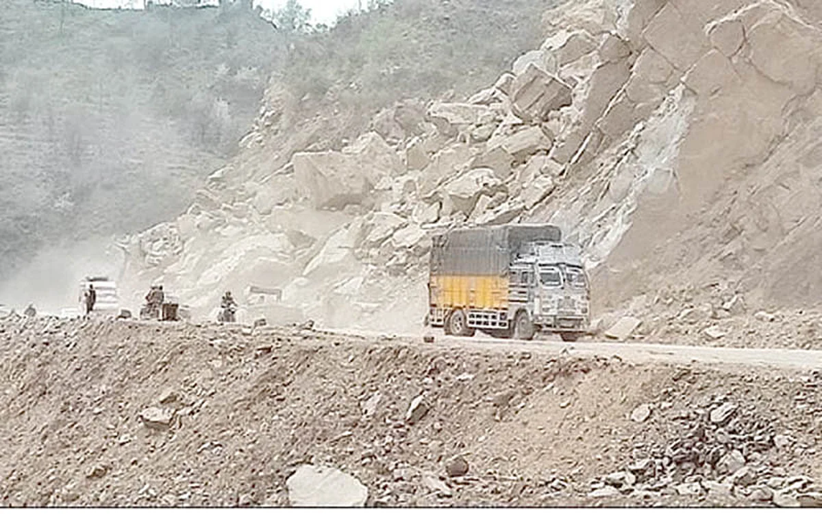 Srinagar-Jammu NH reopens, Amarnath Yatra allowed