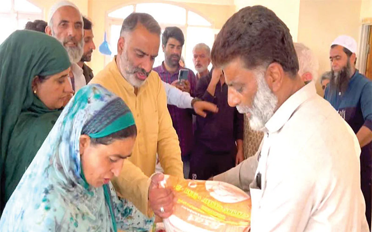 Salman Sagar distributes relief among Lone Mohalla fire victims