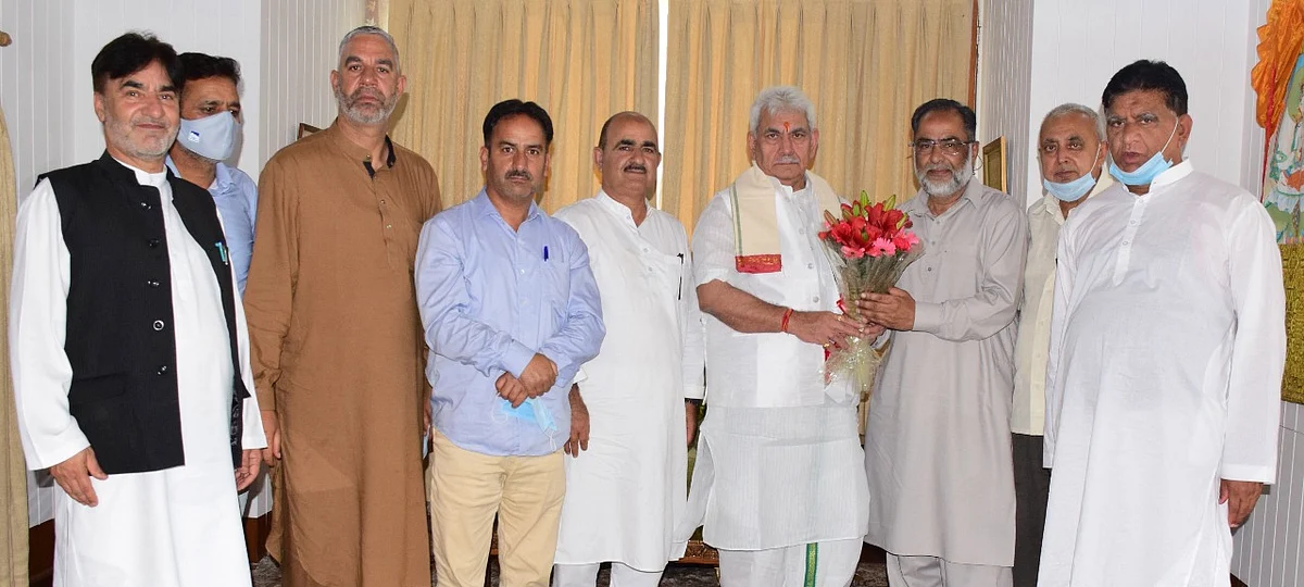 A delegation of Kashmir Fruit Growers & Dealers Association led by Sh Sheikh Muzaffar, President, J&K Nationalist People’s Front called on Lieutenant Governor Manoj Sinha at Raj Bhavan Srinagar on Friday.
