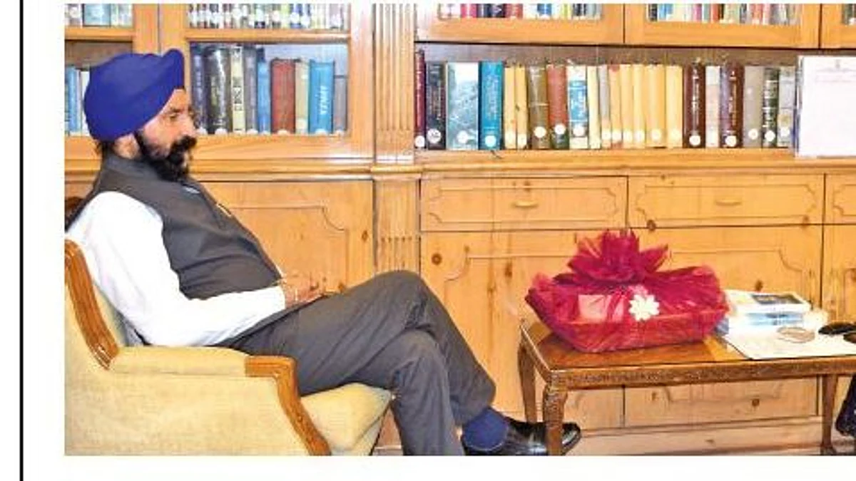Dr Sodhi, accompanied by Gaurav Sharma, CEO, JKMPCL discussed with the Lt Governor about the growth potential of milk production in J&K.