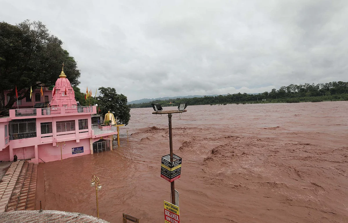 Heavy rains raised water level in Chenab river making administration issue a notice for general public.