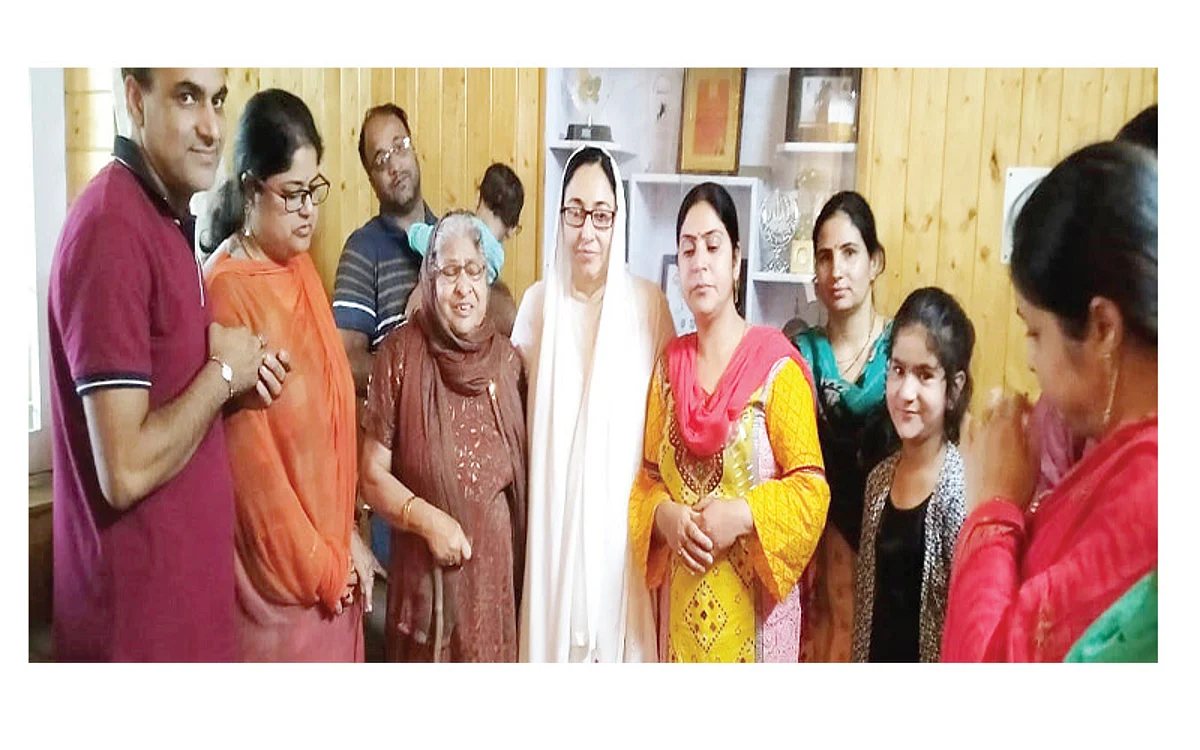Dr Darakhshan Andrabi meets Kashmiri Pandit migrants’ delegation