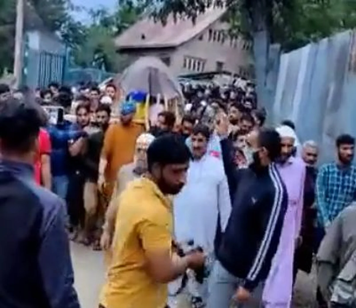 Locals during the funeral procession of the killed Kashmiri Pandit. They were seen shouting slogans against killings. "Qatl-e- Naa haq, na manzoor" (Innocent killing, not accepted)