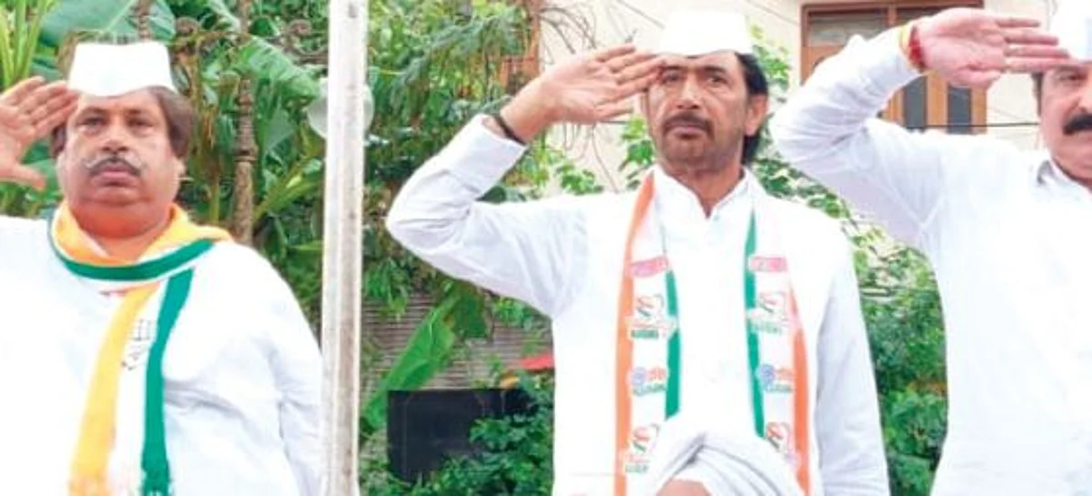 Senior Congress leader Ghulam Ahmad flanked by Working President Raman Bhalla and rank file of the Party unfurled the Tricolour in Jammu followed by national anthem.