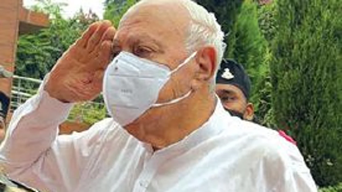Farooq Abdullah hoists tricolour at his residence