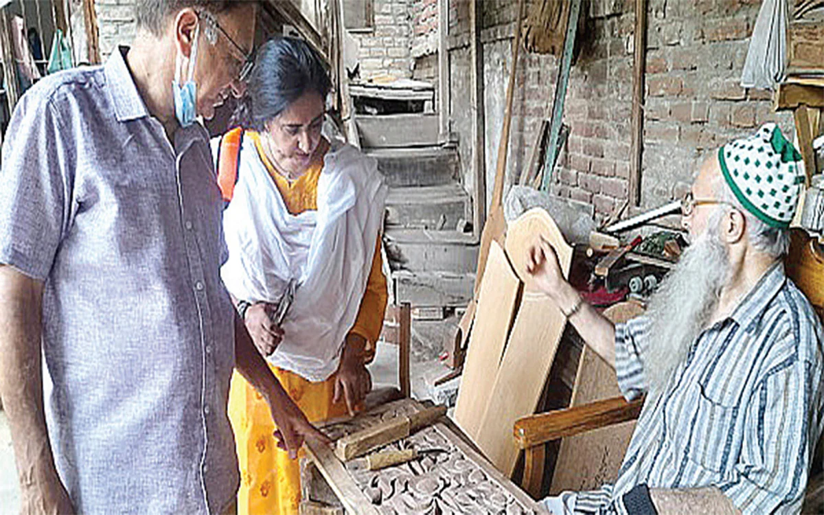District Admin Srinagar takes measures to improve socio-economic conditions of artisans