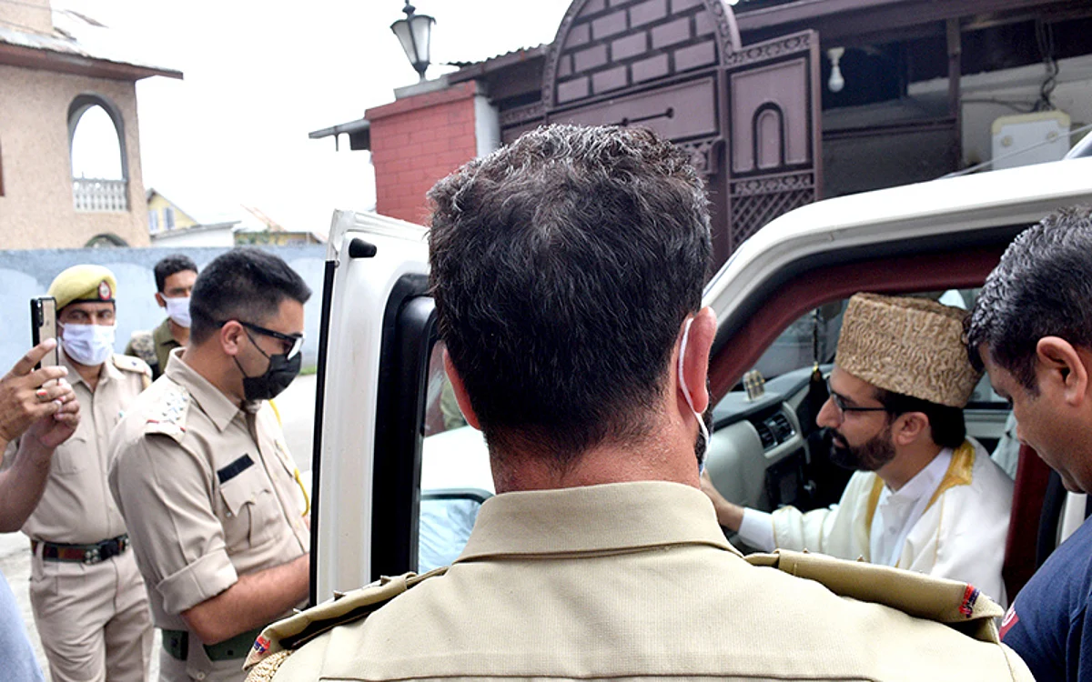 Citing threat inputs, Police stop Mirwaiz from leaving residence to offer Friday prayers