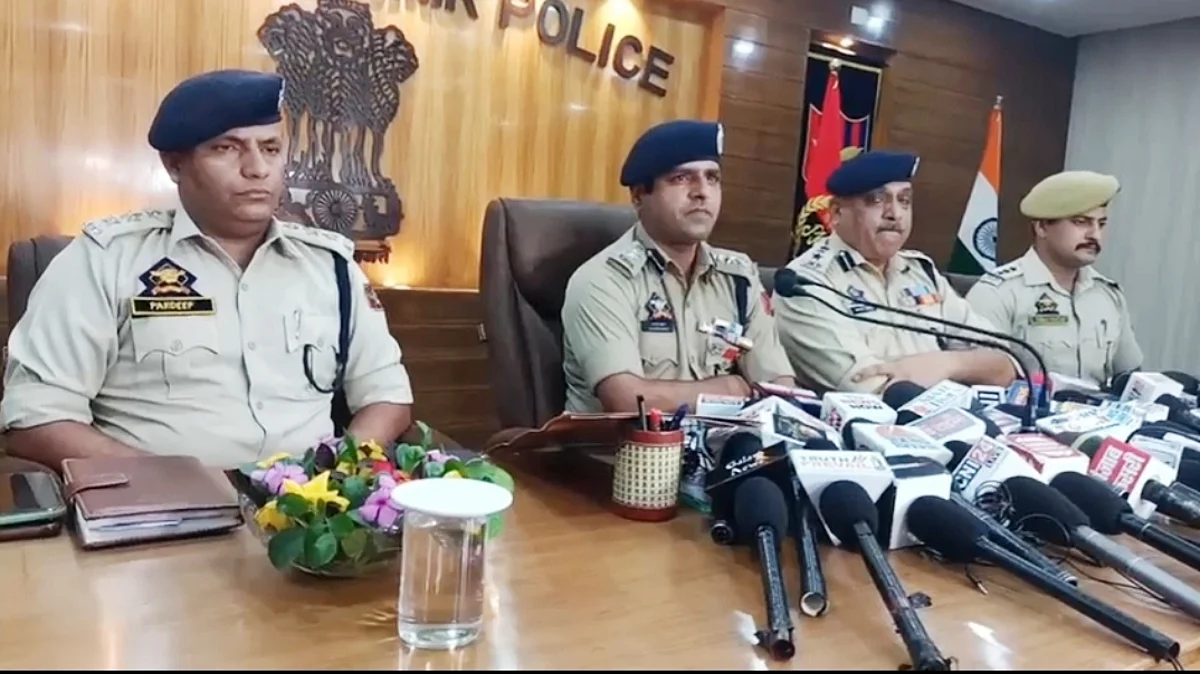 SSP Jammu Chandan Kohli (C) addressing a presser in Jammu on Saturday August 27, 2022