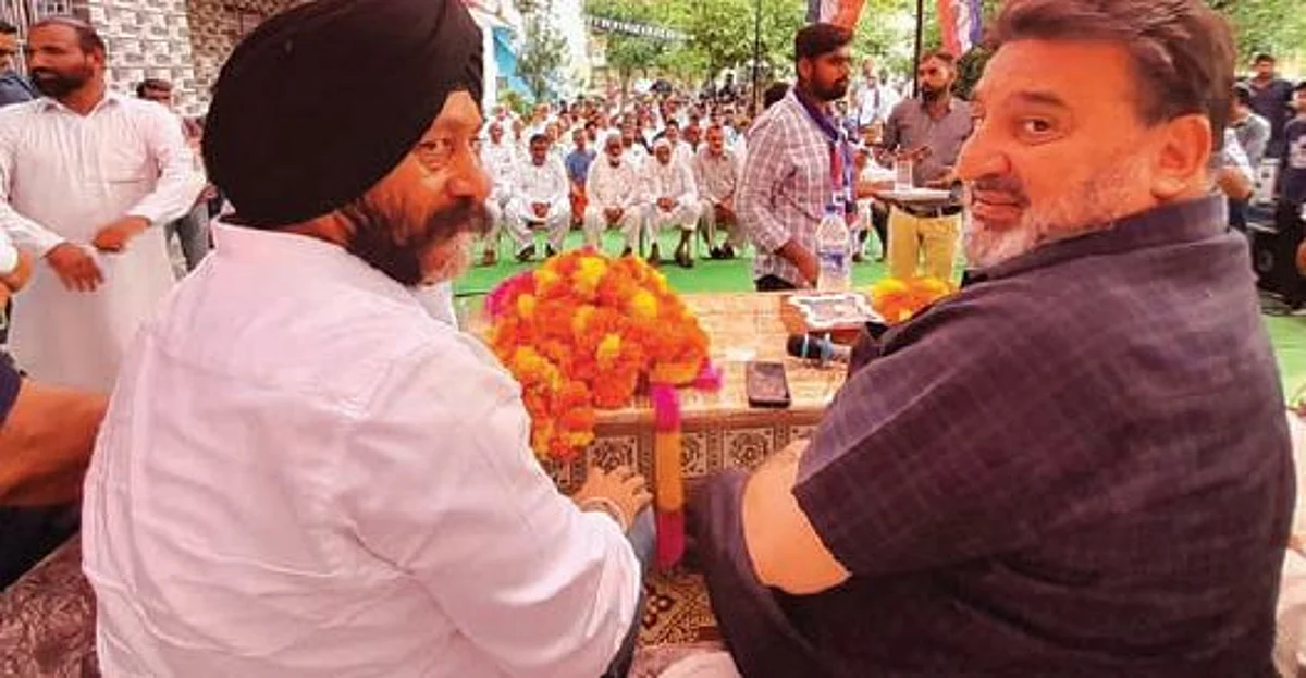 Bukhari urged the activists hailing from ST community to bolden their voice by supporting Apni Party for a cause.
