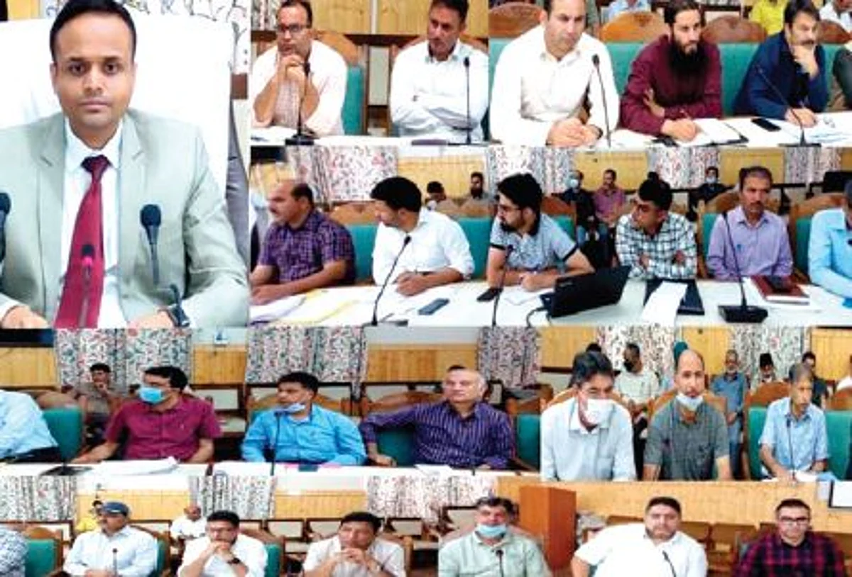 Additional Deputy Commissioner Kupwara & Handwara; Superintendent Engineers, JD Planning, ACR, SDM Lolab & Karnah, ACD, ACP, District Officers, Executive Engineers attended the meeting.