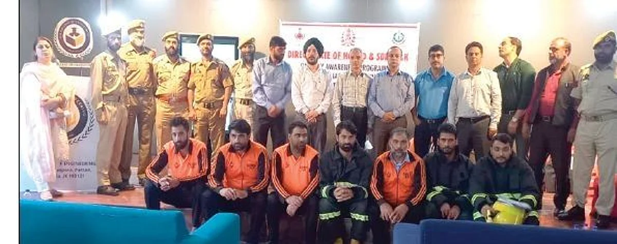 The principal welcomed the team and thanked them for conducting the workshop on Disaster Management in the campus.