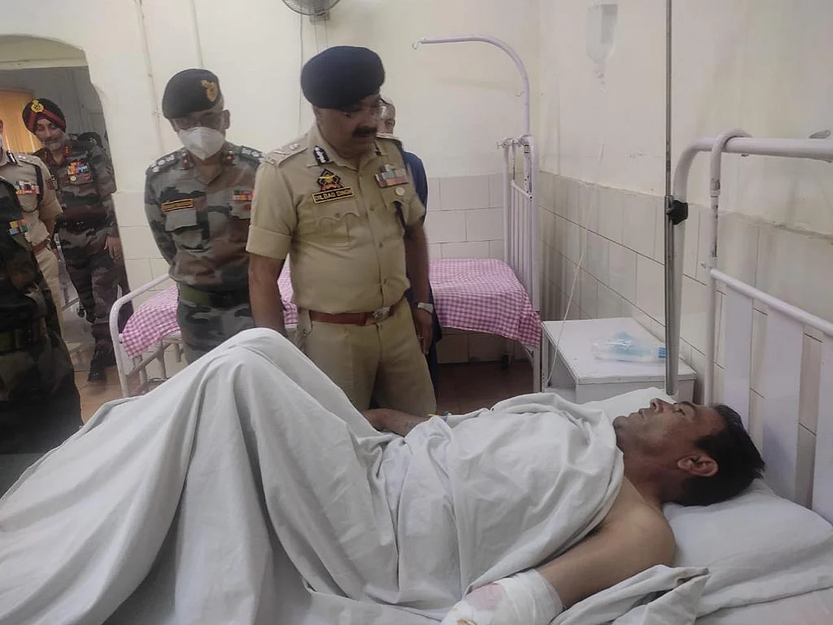 He was accompanied by ADGP Armed, S J M Gillani, and ADGP Kashmir Zone, Vijay Kumar.