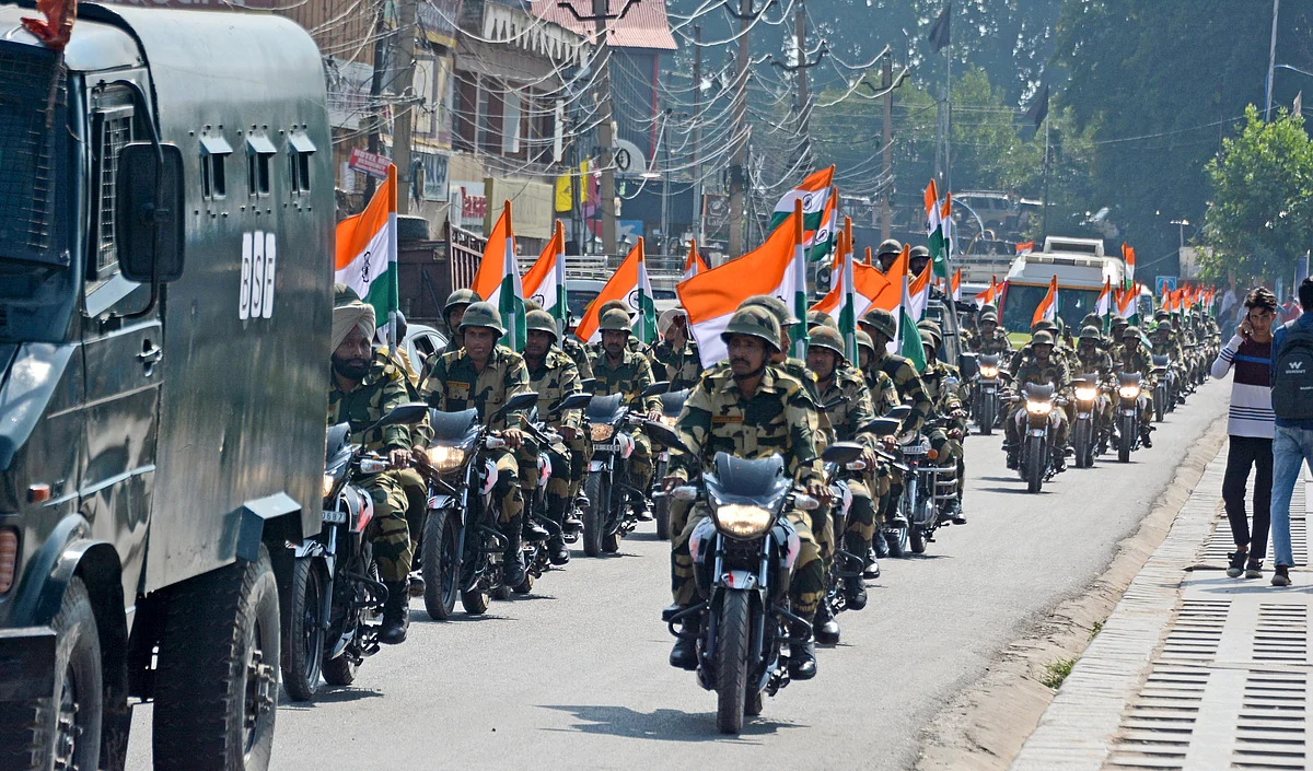 BSF men during a Tiranga rally along Boulevard road in Srinagar.