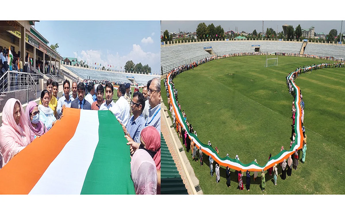 Har Ghar Tiranga campaign | 1850-metre long Tricolour displayed at Bakshi Stadium
