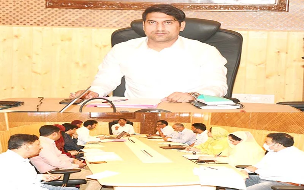 DC Srinagar reviews implementation of schemes under Social Welfare, Labour Departments