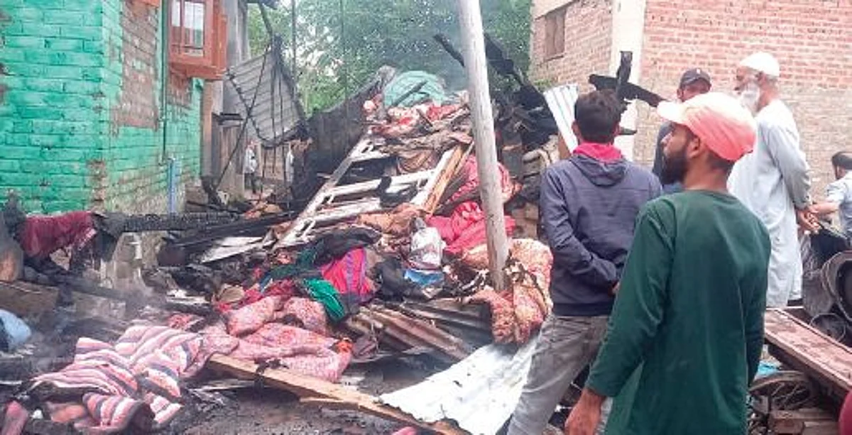 Reports added that firefighters, locals and Police extinguished the fire.