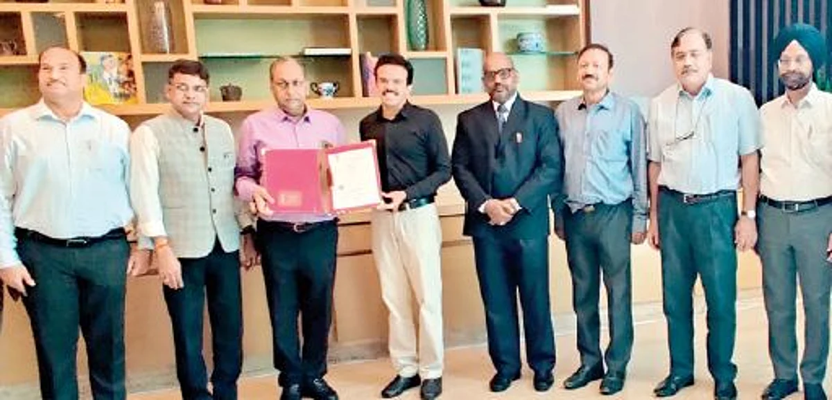 The work involves establishment of 2X500 MVA, 400/220 kV Pooling Station (AIS) at Neemuch and around 277 Kms of 400 kV double circuit transmission lines. The project is targeted for implementation in 18 months.