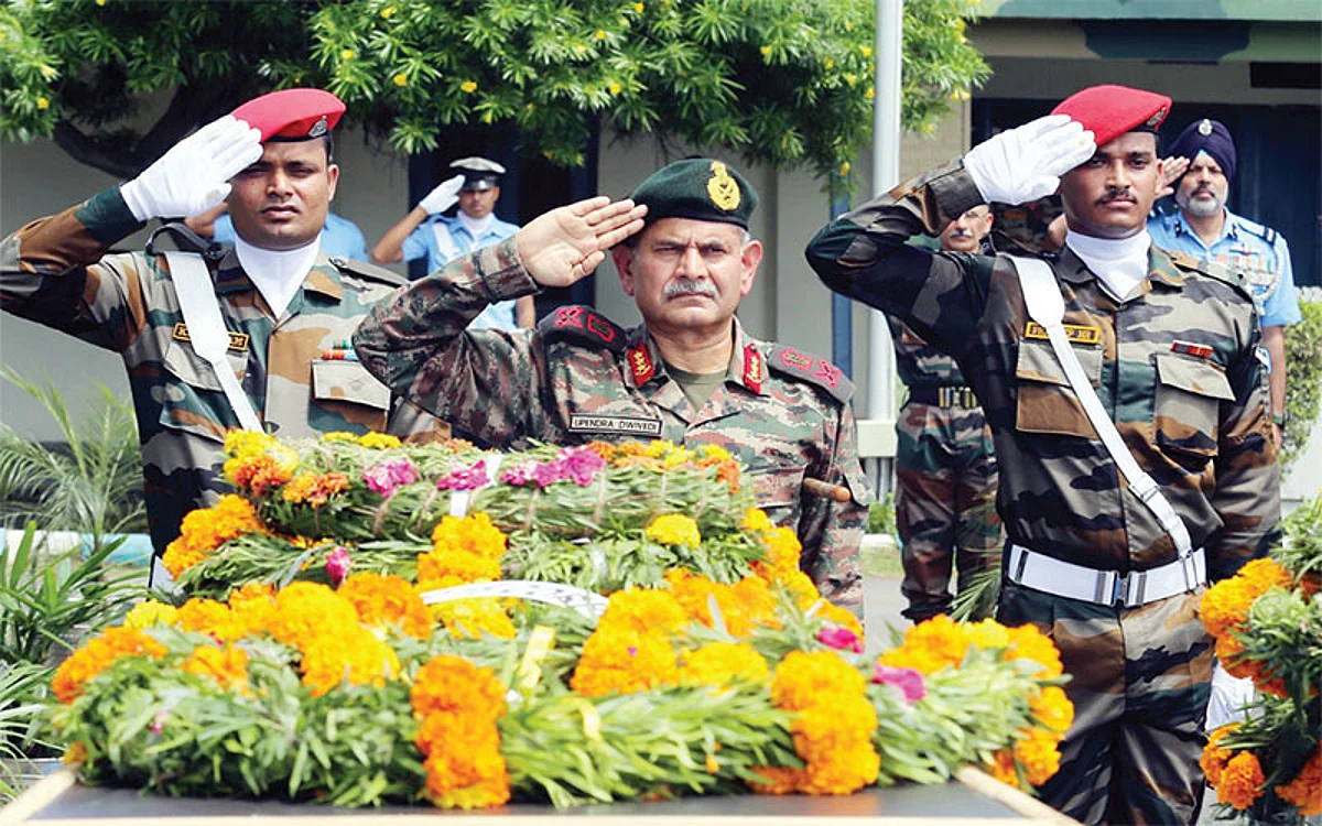 Rajouri terror attack | Northern Army commander pays rich tributes to killed soldiers