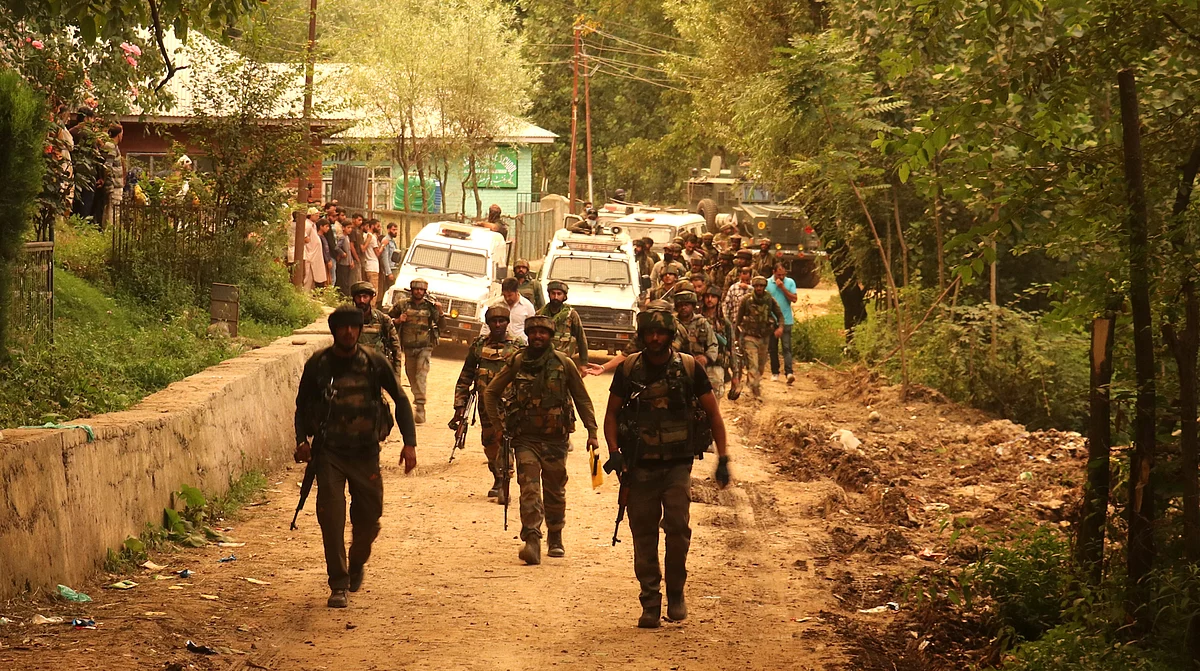 Military personnel leaving the encounter site in Budgam's Waterhail, on Wednesday 10 August 2022.