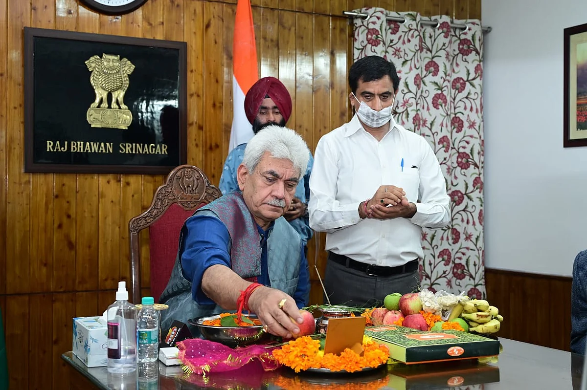 Lieutenant Governor Manoj Sinha on Friday morning performed the 'Samapan Pooja' which marks the end of annual Amarnath Yatra, and prayed for peace, progress and prosperity of the people.