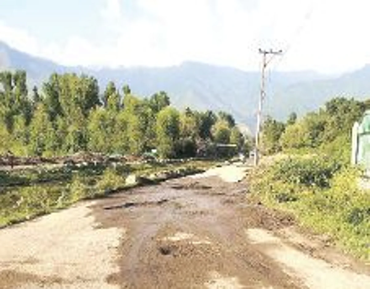 A delegation of commuters said that the link road is dotted with potholes.