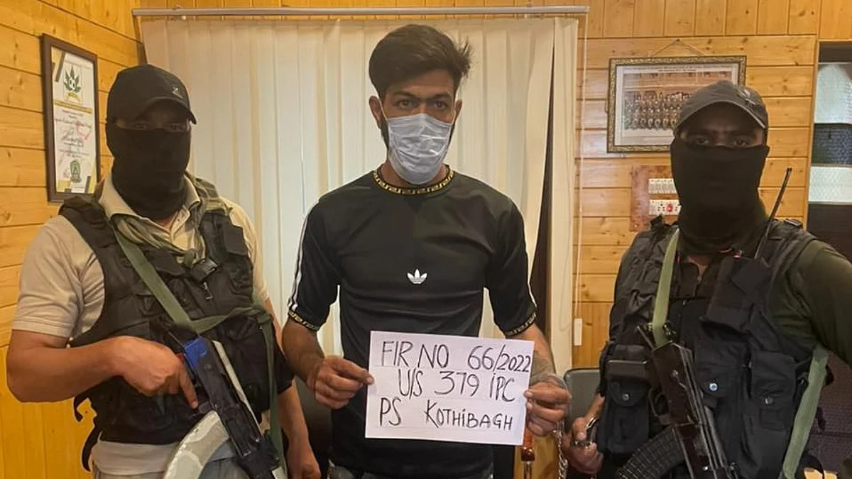 Police on Thursday arrested an alleged extortionist along with a dummy pistol in Srinagar district.