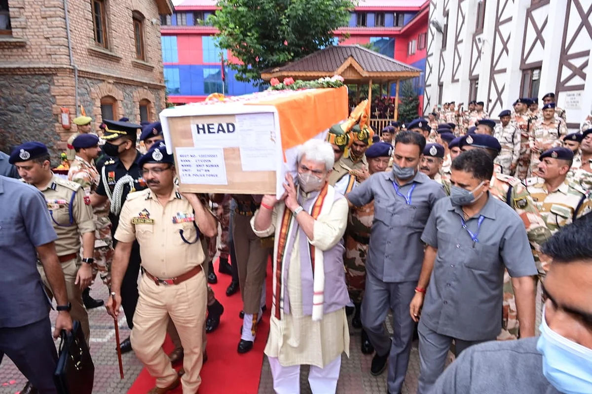 LG shoulders the coffin of an ITBP jawan killed in bus accident in Pahalgam
