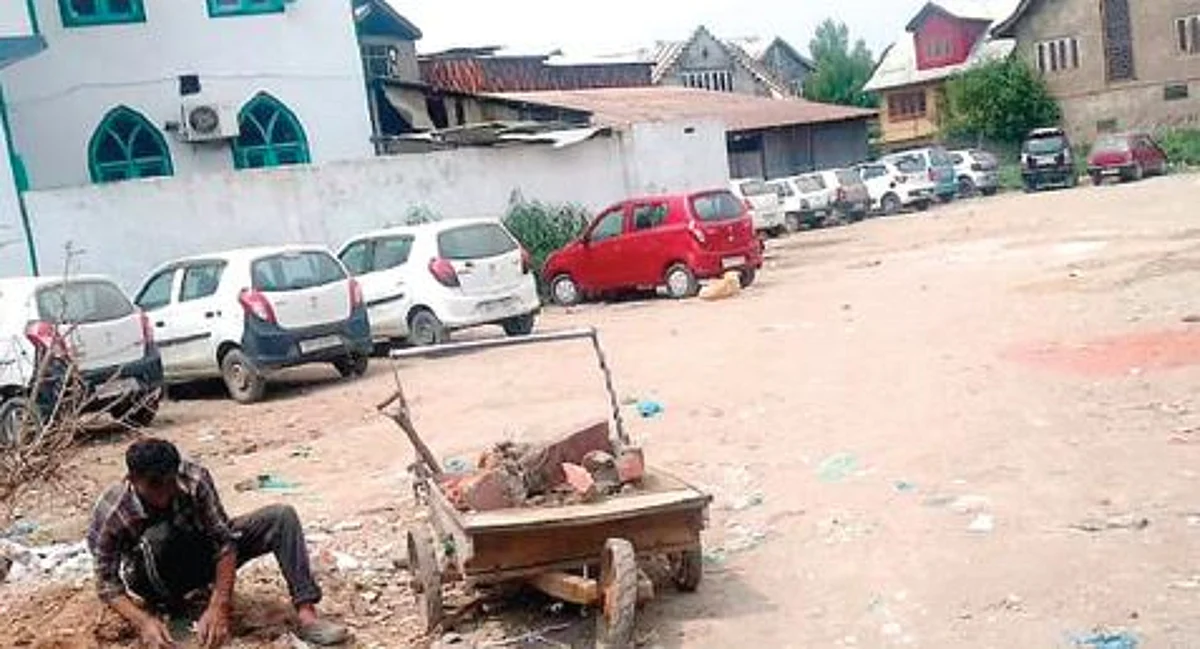 To mention, earlier the project was to be undertaken by Srinagar Development Authority (SDA), but later the construction was handed over to Srinagar Municipal Corporation.