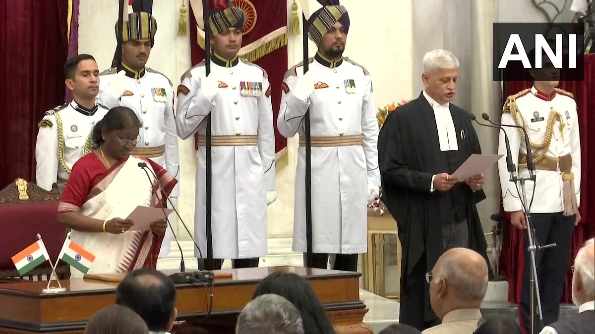 President Droupadi Murmu (L) administers oath to Justice Uday Umesh Lalit as the 49th Chief Justice of India at a brief ceremony held at the Rashtrapati Bhavan on Saturday August 27, 2022